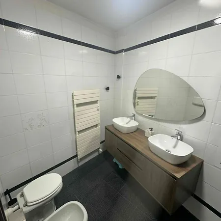 11 Ospiti -balcone-parcheggio Privato, Bulai *